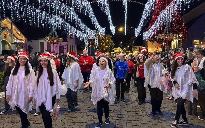 Desfile do Natal dos Anjos de Dois Irmãos leva mensagem de amor e fraternidade a Av. São Miguel