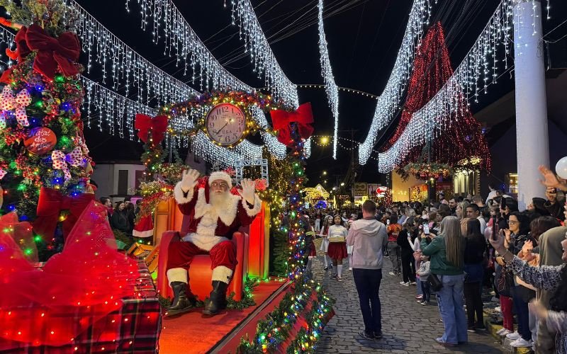 Desfile do Natal dos Anjos de Dois Irmãos leva mensagem de amor e fraternidade a Av. São Miguel