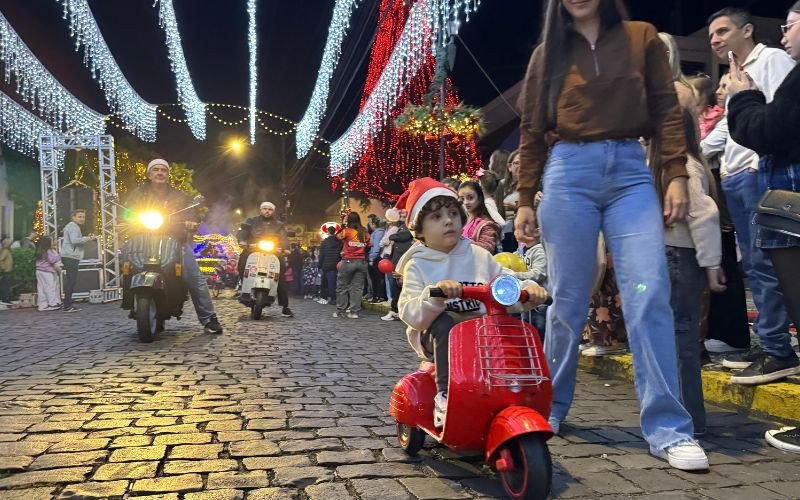 Desfile do Natal dos Anjos de Dois Irmãos leva mensagem de amor e fraternidade a Av. São Miguel
