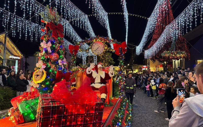 Desfile do Natal dos Anjos de Dois Irmãos leva mensagem de amor e fraternidade a Av. São Miguel | abc+