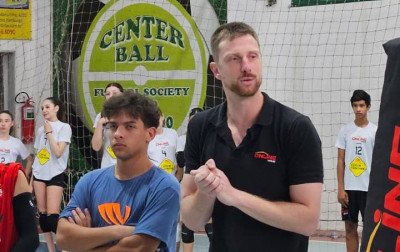 Jerson Sauter (de camisa preta) é treinador na OnLine Vôlei | abc+