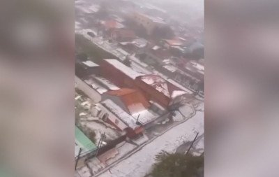 VÍDEO: Granizo cobre cidade no Paraná e causa danos em residências