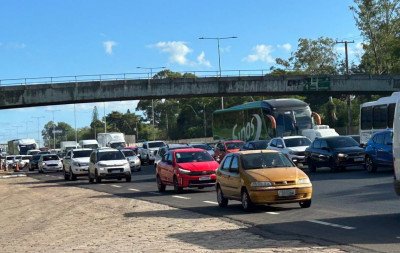 BR-116: Obras e alto fluxo de veículos causam lentidão no Vale do Sinos; veja o vídeo