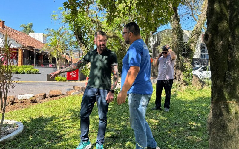 Prefeito Gustavo Finck acompanha andamento da obra de revitalização de rotatória | abc+