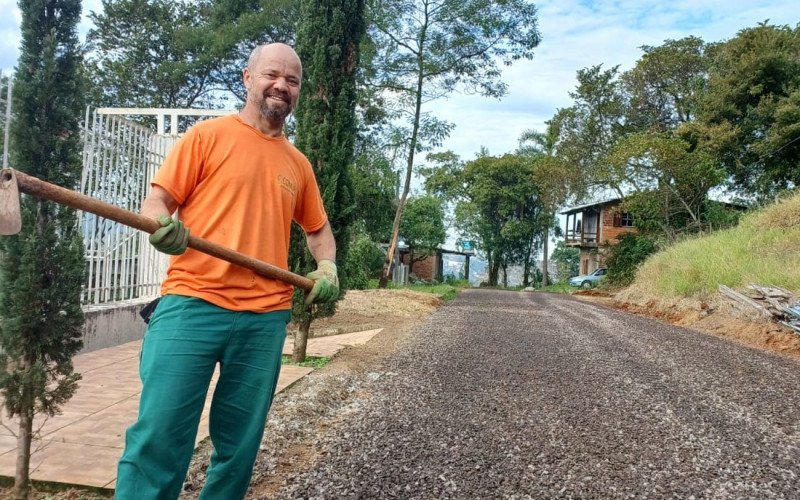 Servente de obras da Comur, Eduardo Oliveira lança livro sobre sua superação da drogadição na Feira do Livro de Novo Hamburgo | abc+