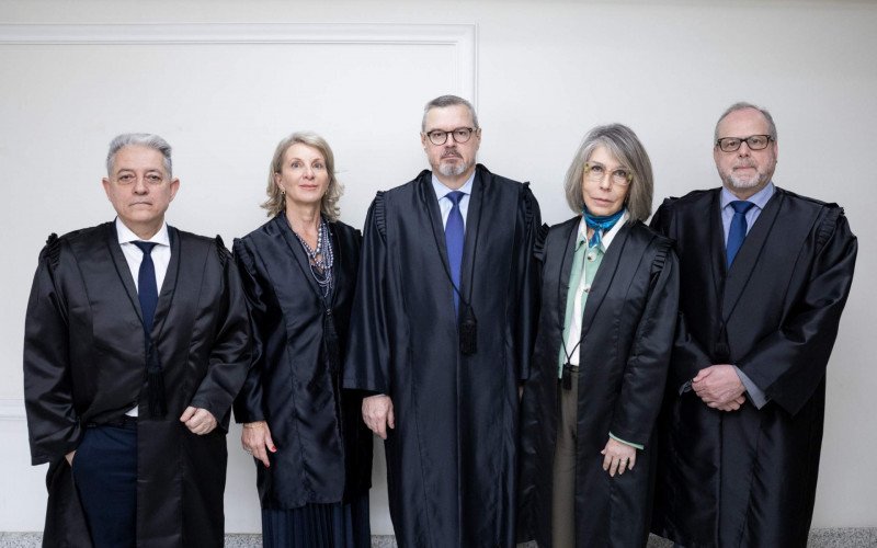 Desembargadores Ricardo Pippi Schimidt, Ana Paula, Eduardo Uhlein (ao centro), Rosane Bordasch e Martinewski: nova direção da Justiça gaúcha | abc+