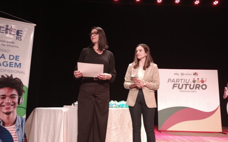 Sabrina Motta e Paula Pasquali representaram o Ciee-São Leopoldo na formatura
