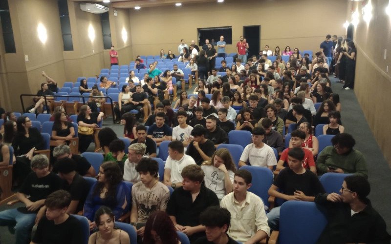Formatura ocorreu no Teatro Municipal nesta segunda