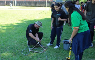 ASTRONOMIA NA PRÁTICA: turmas da Escola Osvaldo Aranha aprendem a lançar foguete de garrafa pet