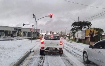 Chuva de granizo no Sul do Brasil deixa ruas e telhados parecendo estar cobertos de neve