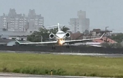 VÍDEO: Avião com Luciano Hang faz pouso arriscado durante retorno da inauguração da Havan de Novo Hamburgo
