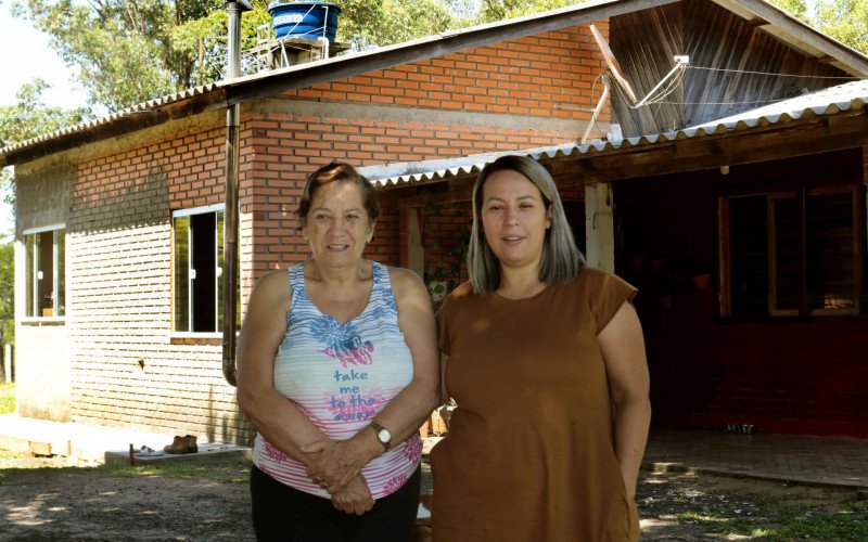 Residências de Diastene e Ana Leci tem água de poço canalizada e com caixa d'água | abc+