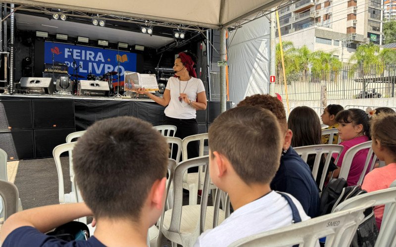Feira ainda conta com leitura e contação de histórias