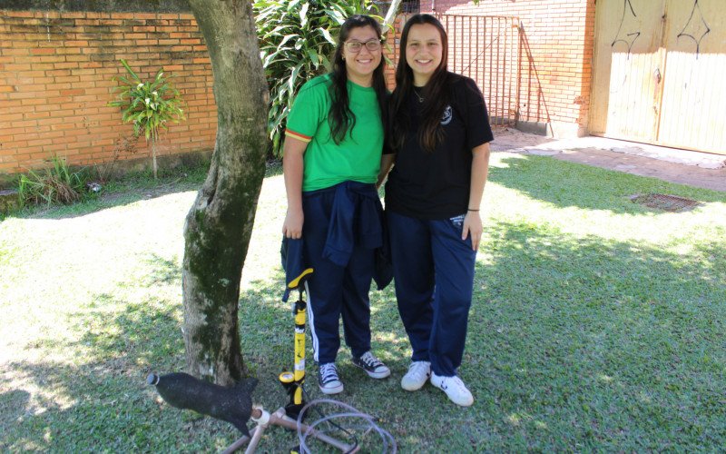 Foi a primeira vez que as estudantes Nathalia e Maria participaram da soltura do foguete de garrafa pet na Escola Osvaldo Aranha, de Novo Hamburgo
