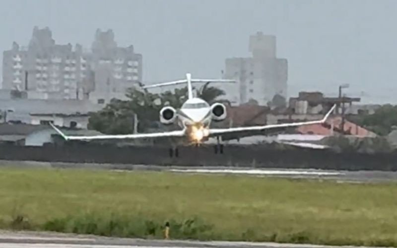 Avião com Luciano Hang faz pouso arriscado durante retorno da inauguração da Havan de Novo Hamburgo | abc+