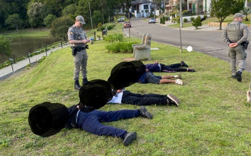 Homens foram presos com mercadorias roubadas