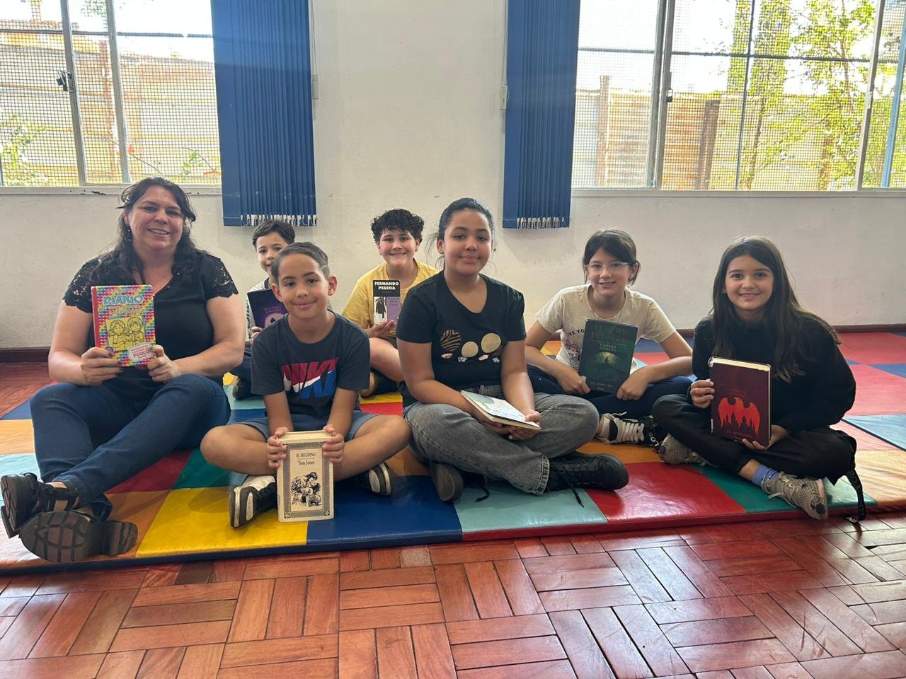 A bibliotecária Adriana com os alunos do 5º Ano | abc+