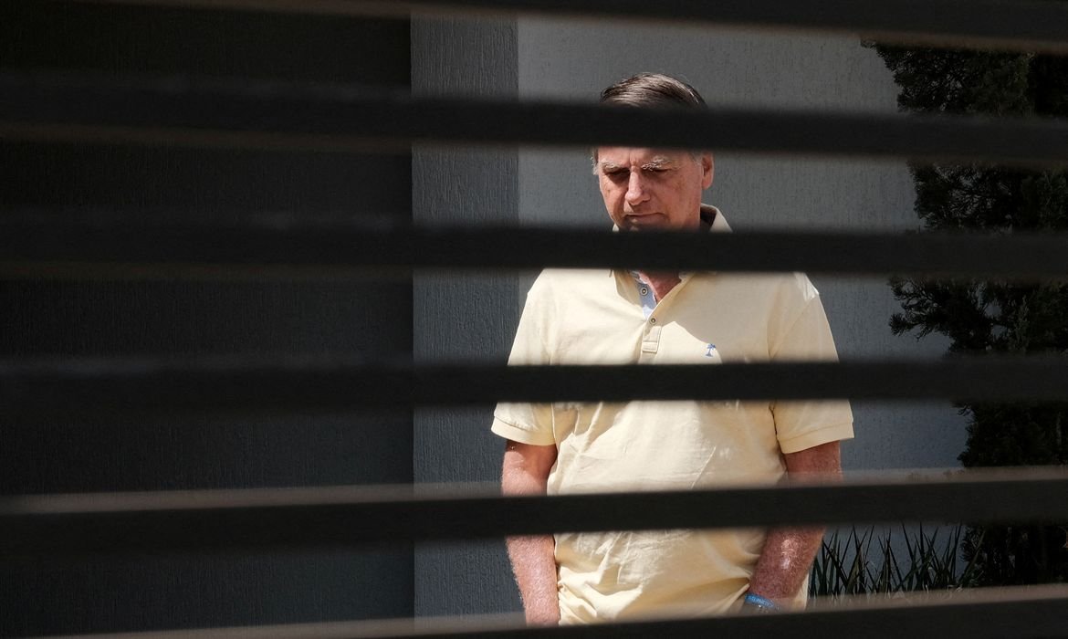 Tornozeleira, visitas restritas e sem celular e redes: Veja regras da domiciliar de Bolsonaro