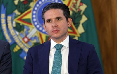 Com fuga de Ramagem, Motta proíbe deputados de votarem do exterior