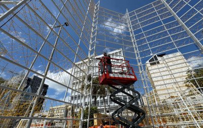 Maior árvore de Natal do RS é montada em Novo Hamburgo; veja comparativo com outros monumentos da região