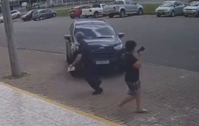 VÍDEO: Policial militar quase é prensado por caminhonete enquanto caminhava em calçada