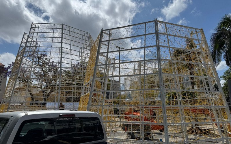 Montagem da árvore de Natal de Novo Hamburgo