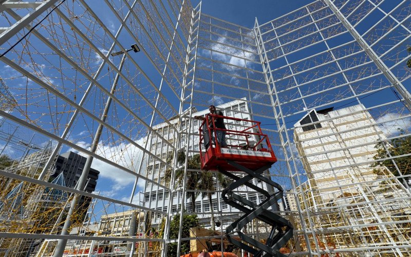 Montagem da árvore de Natal de Novo Hamburgo