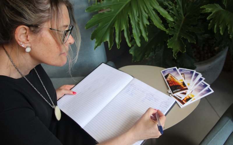 Diretora de Turismo de Novo Hamburgo, Juliane Mello, também registrou seu nome na primeira página
