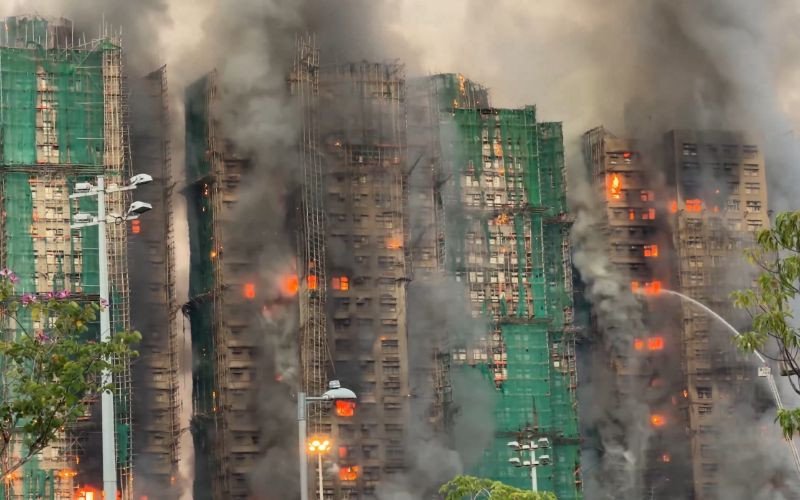 Incêndio em prédios residenciais mata moradores e bombeiro em Hong Kong | abc+