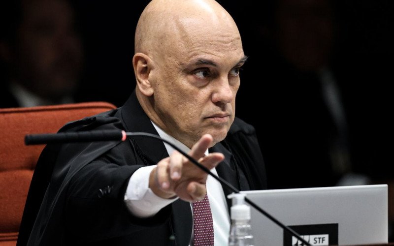 Moraes manda Bolsonaro explicar uso de celular por Nikolas em visita | abc+