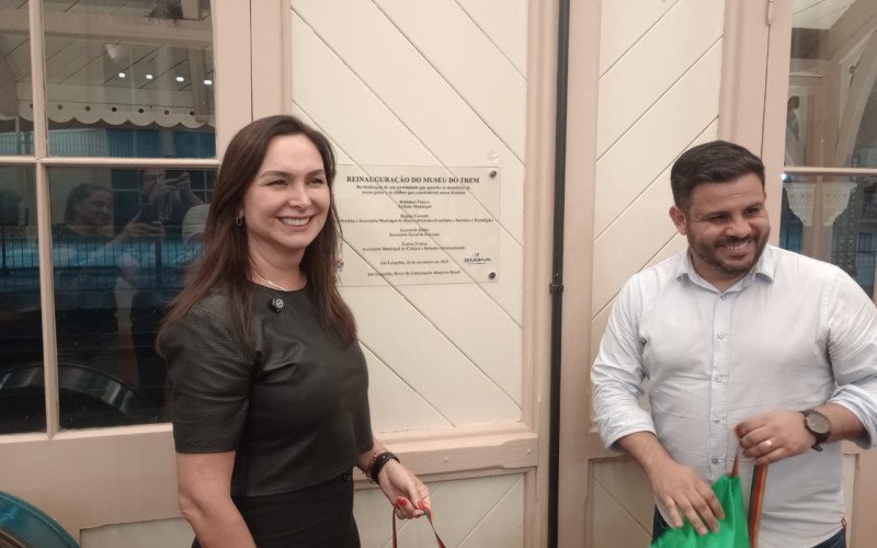 Reinauguração do Museu do Trem - vice-prefeita Regina Caetano e o secretário de Cultura, Geison Freitas
