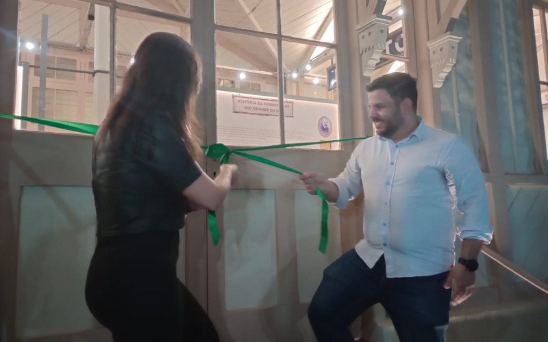 Reinauguração do Museu do Trem - vice-prefeita Regina Caetano e o secretário de Cultura, Geison Freitas