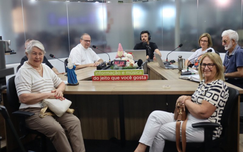 Reitor do Santu&aacute;rio das M&atilde;es, padre J&uacute;lio Marcelino dos Santos, convida para missa especial durante programa NH10. Ele veio acompanhado por Carmem, Valdi, Sonia, Paulo e Maria