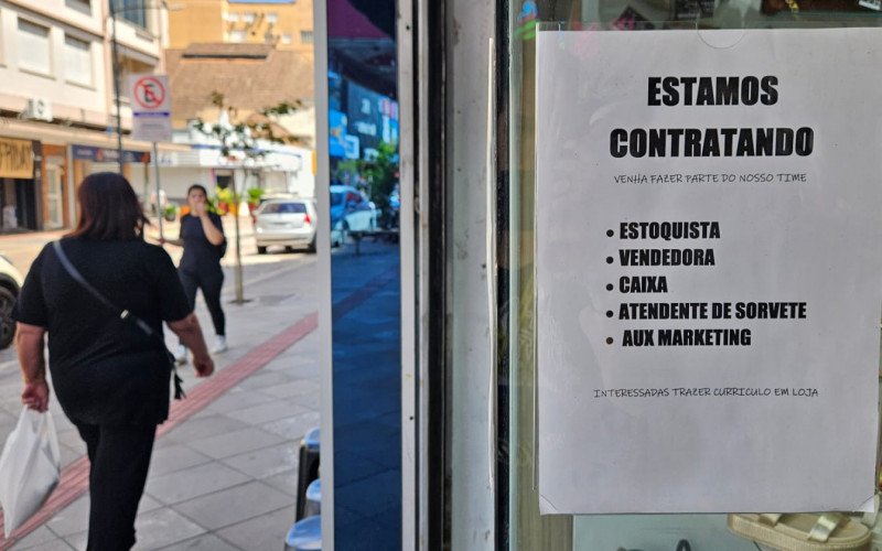 Lojistas colam cartazes em vitrines oferecendo vagas de emprego no comércio leopoldense 