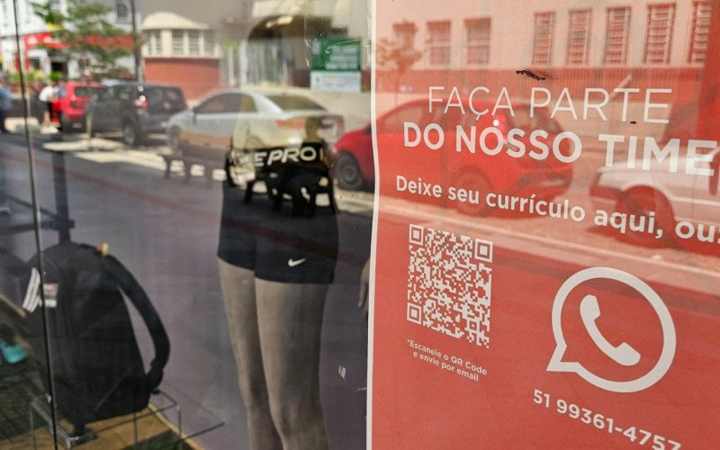 Lojistas colam cartazes em vitrines oferecendo vagas de emprego no comércio leopoldense 