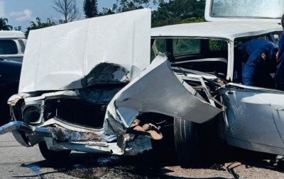 RS-240: Motorista fica preso às ferragens após colisão com carreta e é socorrido em estado grave