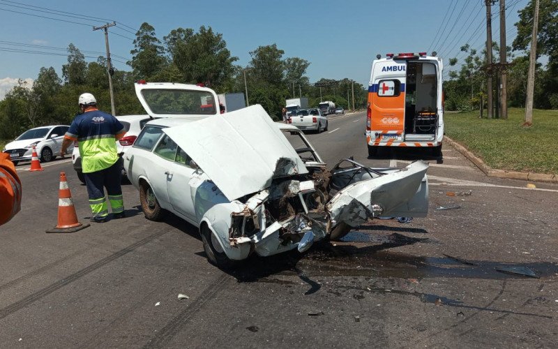 Acidente entre carro e caminhão na RS-240