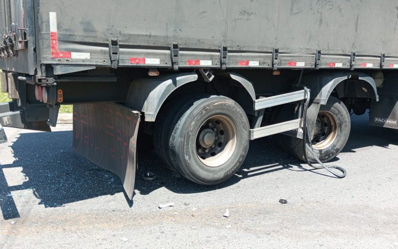 Acidente entre carro e caminhão na RS-240