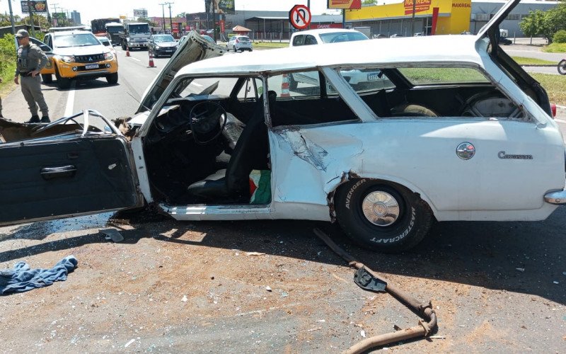 Acidente entre carro e caminhão na RS-240