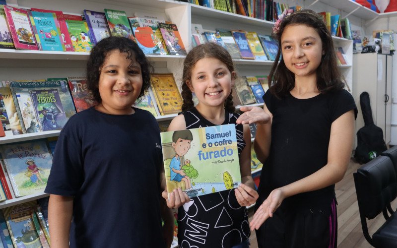 Escola Marcos Moog, em Novo Hamburgo, &eacute; reconhecida pela Receita Federal por projeto sobre Educa&ccedil;&atilde;o Fiscal. Os alunos Rafael, Isabela e Aurora mostram o livro Samuel e o Cofre Furado, que fala sobre controle de gastos