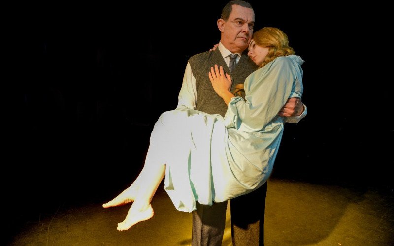Paulo Krug e Vivian Quadros nos papéis de Juan Domingo e Eva Perón