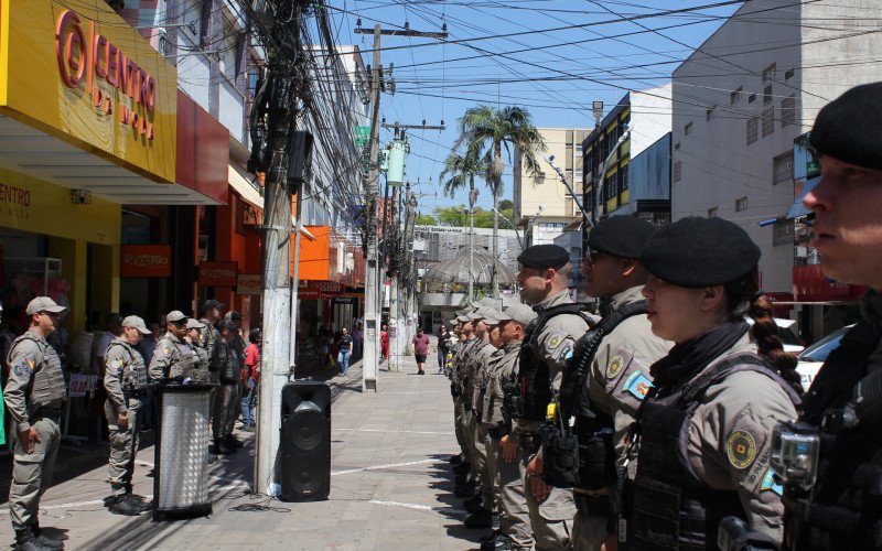 Policiais Militares em formação, na manhã desta quinta-feira (27), no Calçadão, em Canoas | abc+