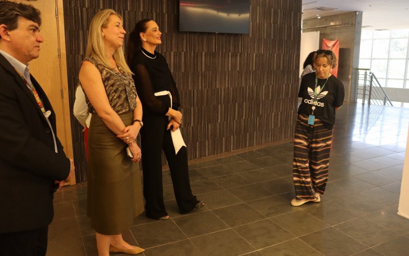Luiza Brunet visita exposição no Teatro Feevale