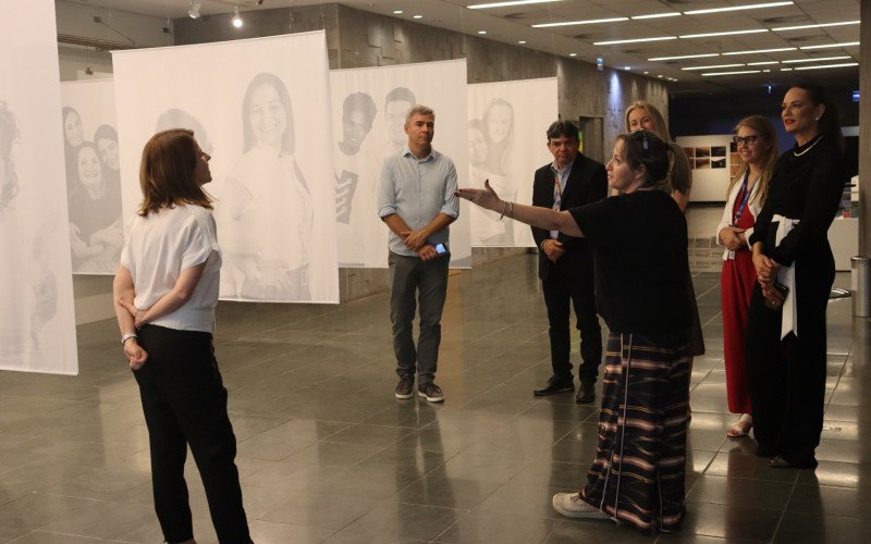 Luiza Brunet visita exposição no Teatro Feevale