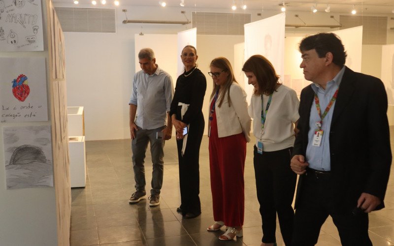 Luiza Brunet visita exposição no Teatro Feevale