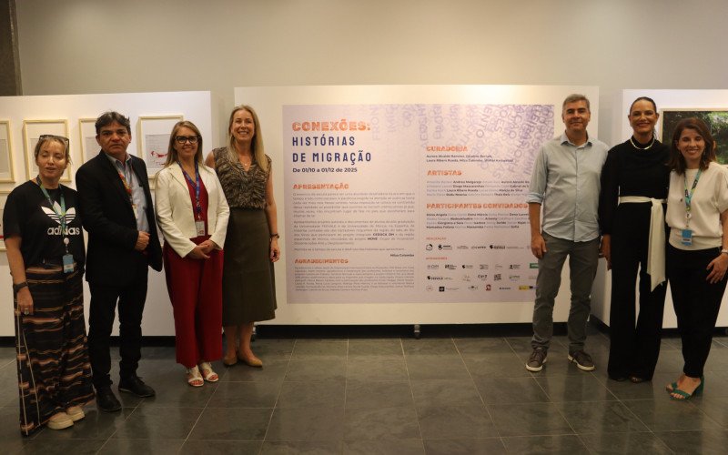 Luiza Brunet visita exposição no Teatro Feevale com representantes da OIM e da secretaria de Justiça, Cidadania e Direitos Humanos do Rio Grande do Sul