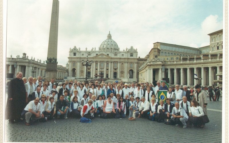 Peregrinos da Luz de Belém posavam no Vaticano, em frente à Basílica de São Pedro, em Roma, logo após a bênção do Papa João Paulo II nas duas imagens de Maria Imaculada que hoje estão no Santuário das Mães | abc+