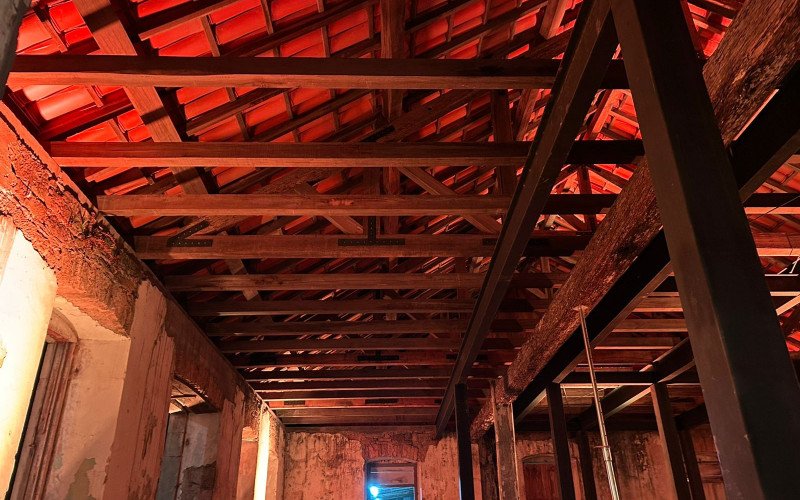 Etapa 1 atendeu a reforma do telhado da Casa de Pedra, construída em 1862
