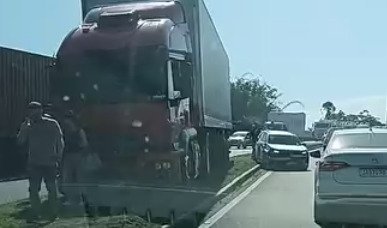 Acidente entre caminhões e carros provoca mais de 10 quilômetros de congestionamento na RS-240 e na BR-116