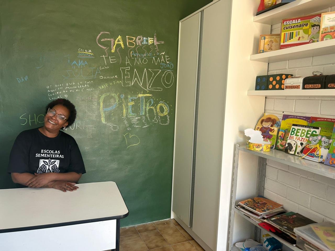 Professora Adriana feliz com o novo espaço | abc+